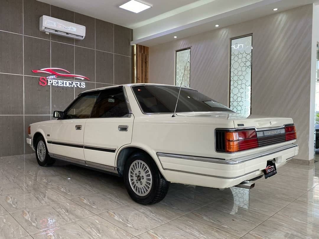 1985 Nissan Gloria — الصورة 4 من 10