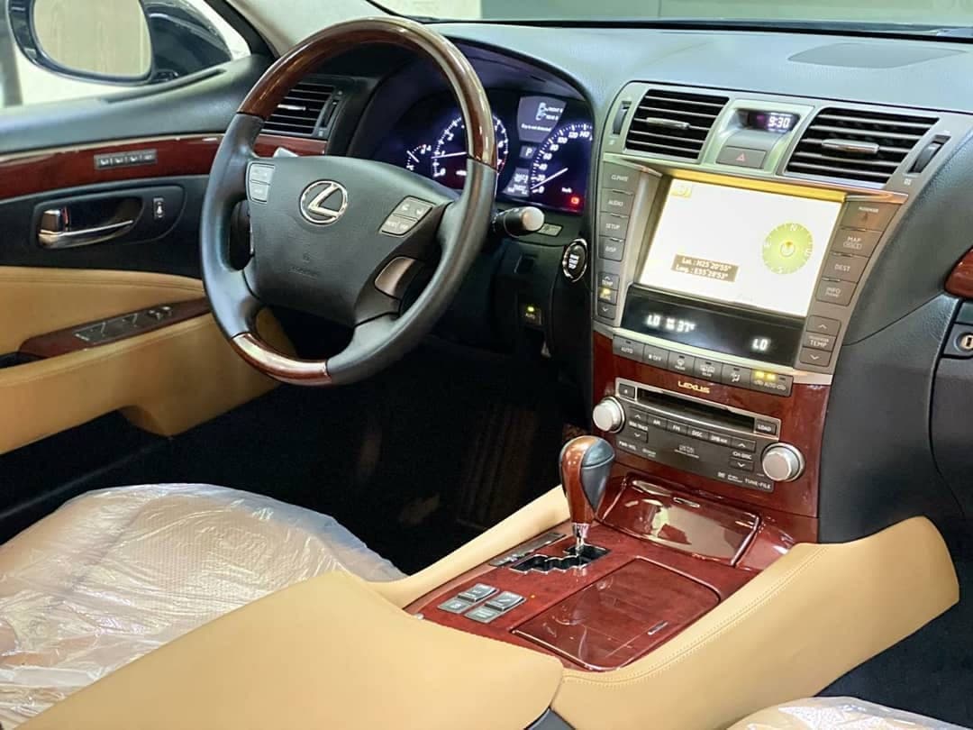 2012 Lexus LS460L — الصورة 5 من 10