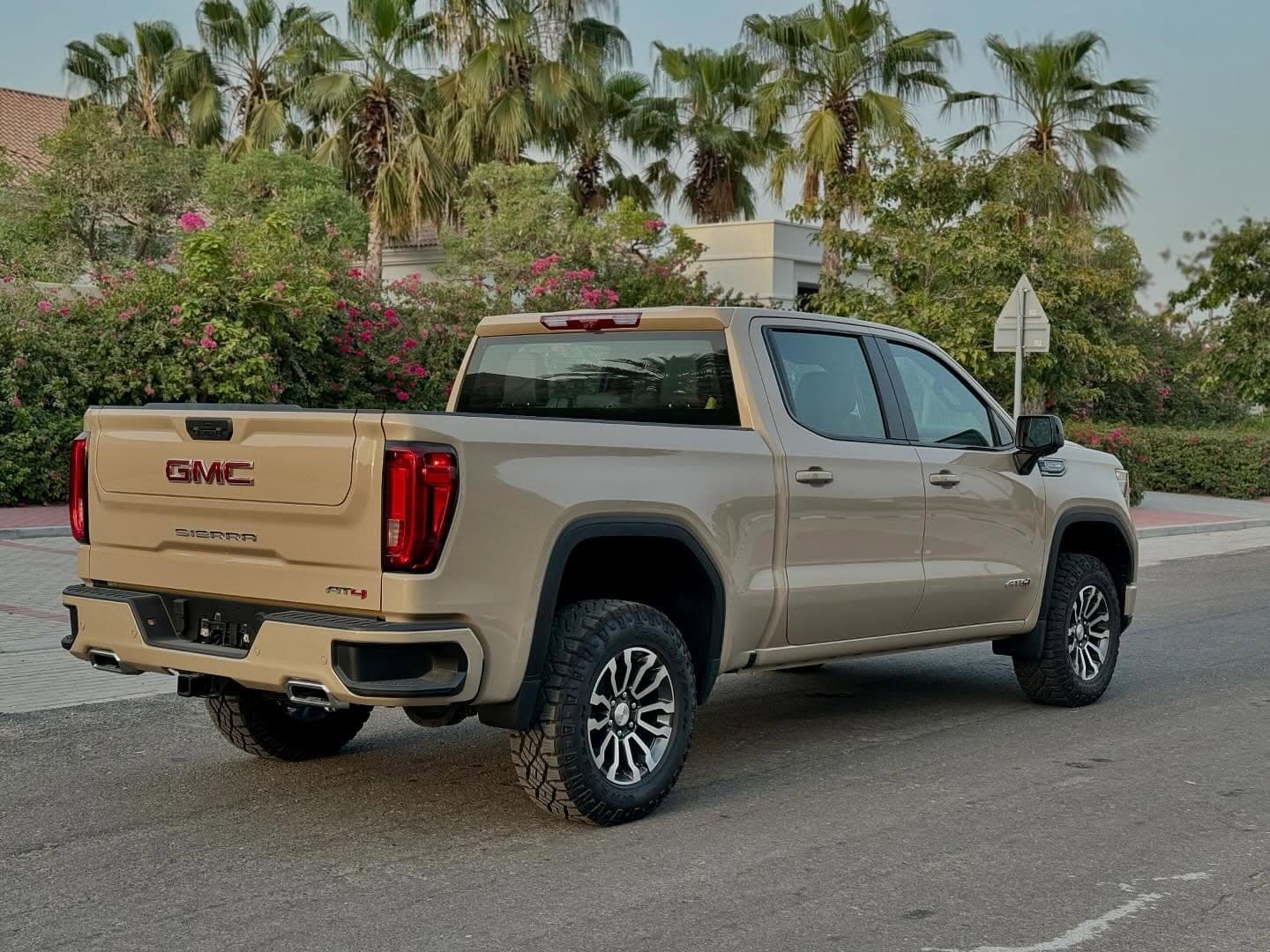 2023 GMC Sierra AT4 5.3 — الصورة 4 من 10