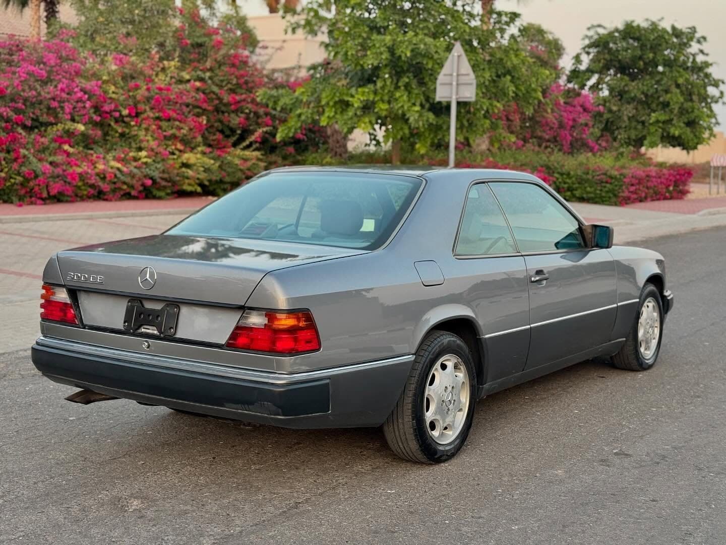 1990 Mercedes-Benz 300CE — الصورة 4 من 10