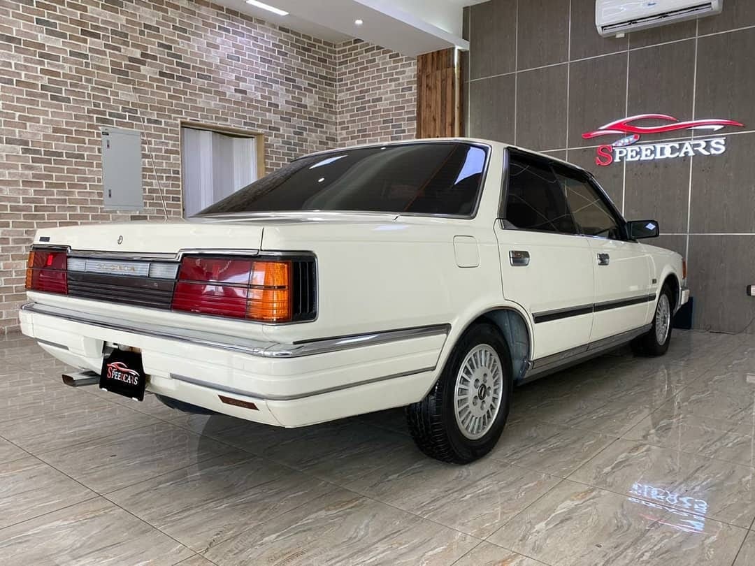 1985 Nissan Gloria — الصورة 3 من 10