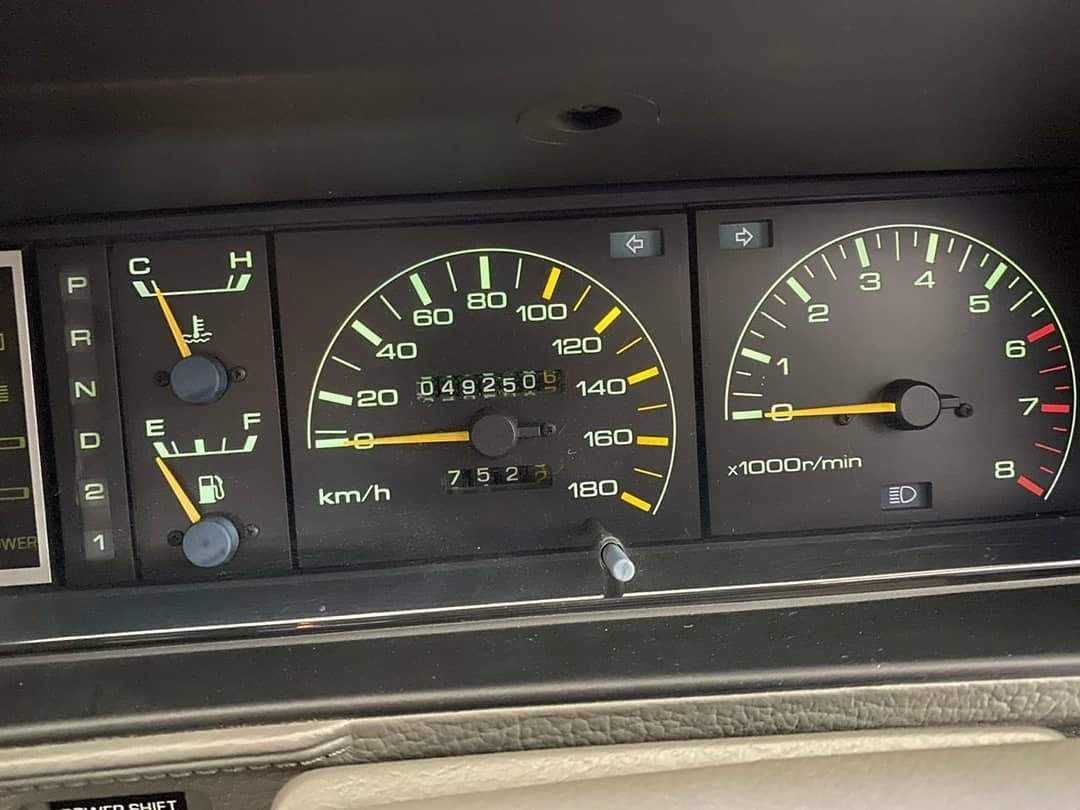 1985 Nissan Gloria — الصورة 9 من 10