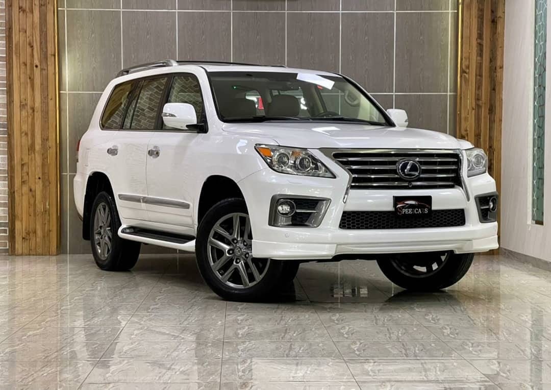 2015 Lexus LX570 S — الصورة 2 من 10