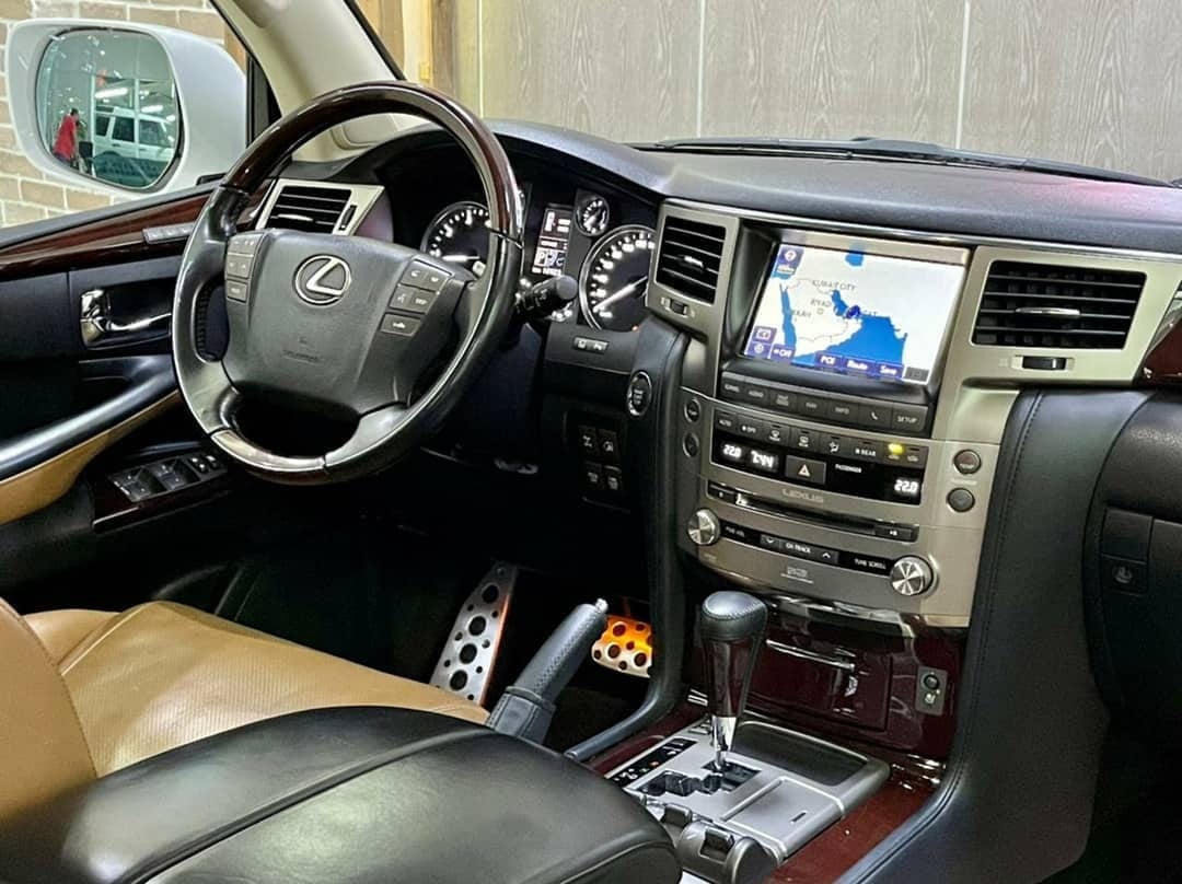 2015 Lexus LX570 S — الصورة 7 من 10