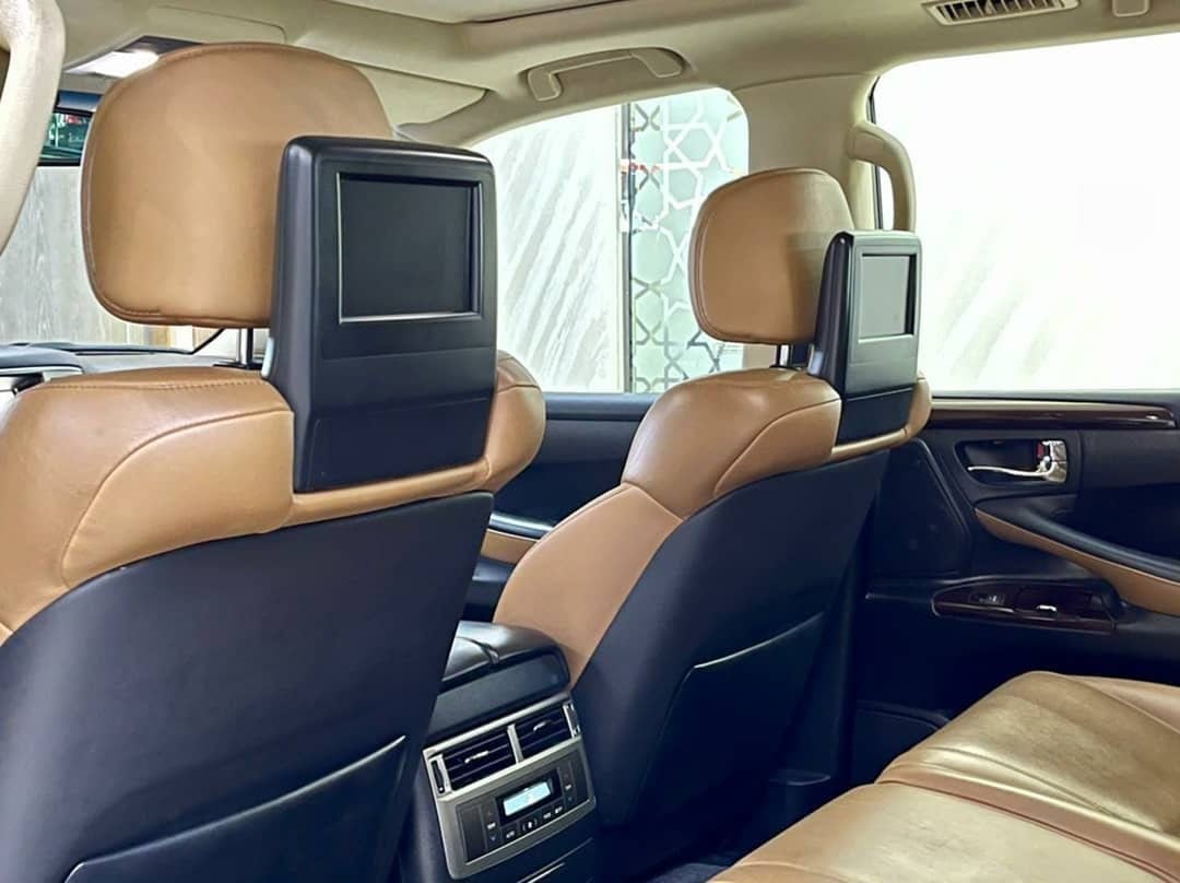 2015 Lexus LX570 S — الصورة 8 من 10