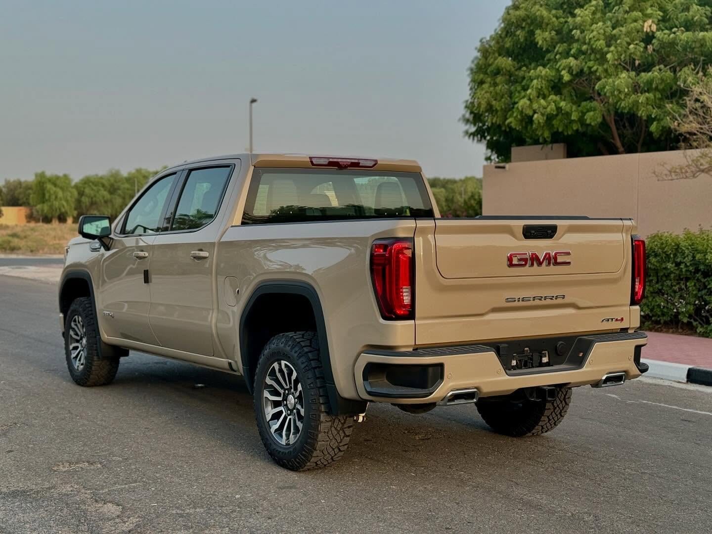 2023 GMC Sierra AT4 5.3 — الصورة 5 من 10