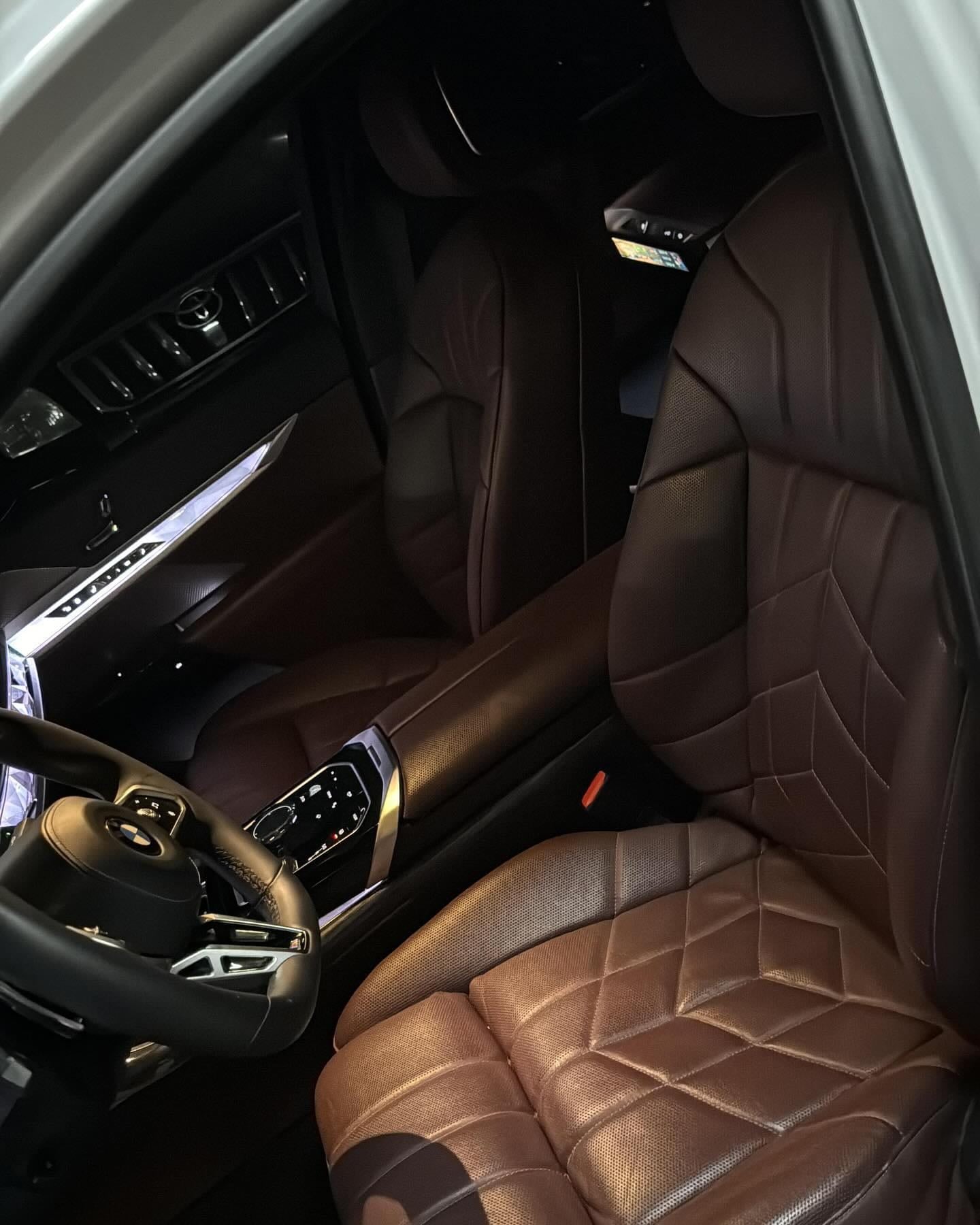 2023 BMW 735i Individual M Package — الصورة 8 من 9