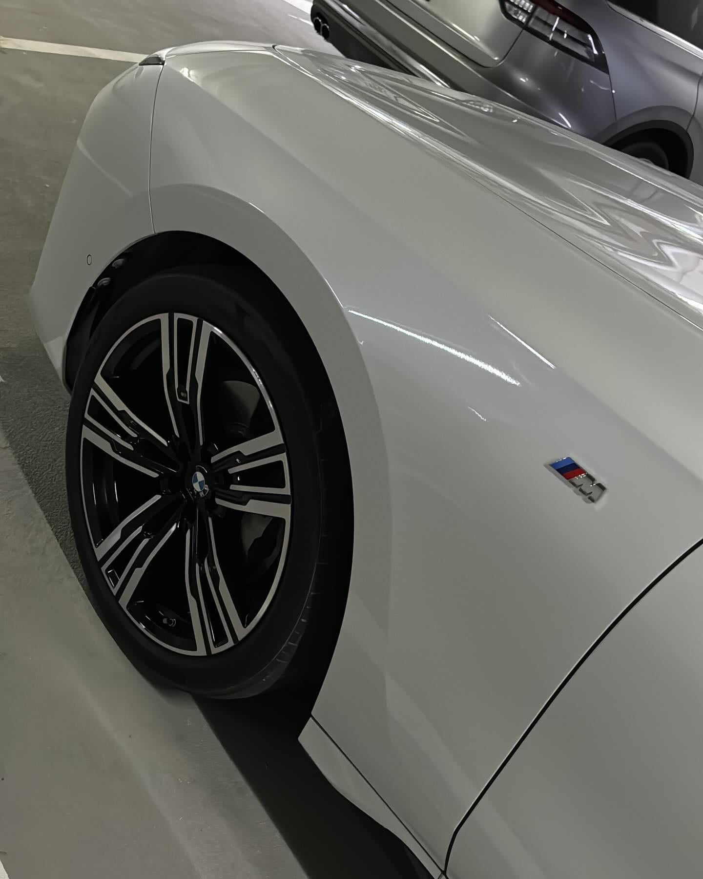 2023 BMW 735i Individual M Package — الصورة 7 من 9