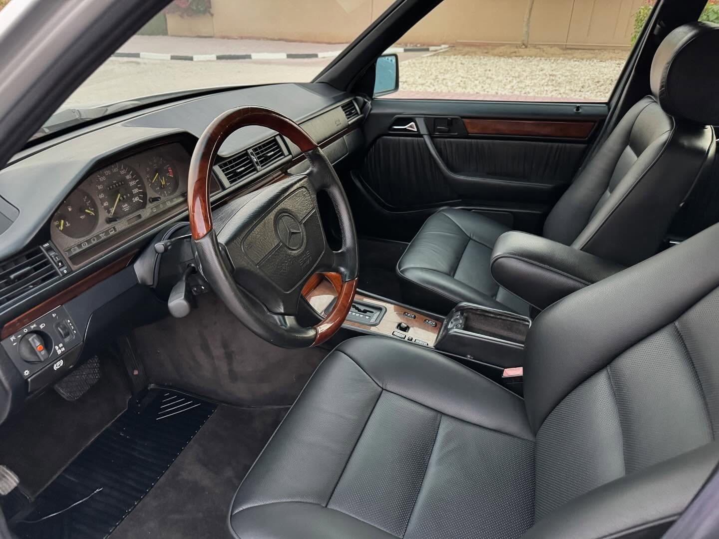 1994 Mercedes-Benz E320 — الصورة 8 من 10