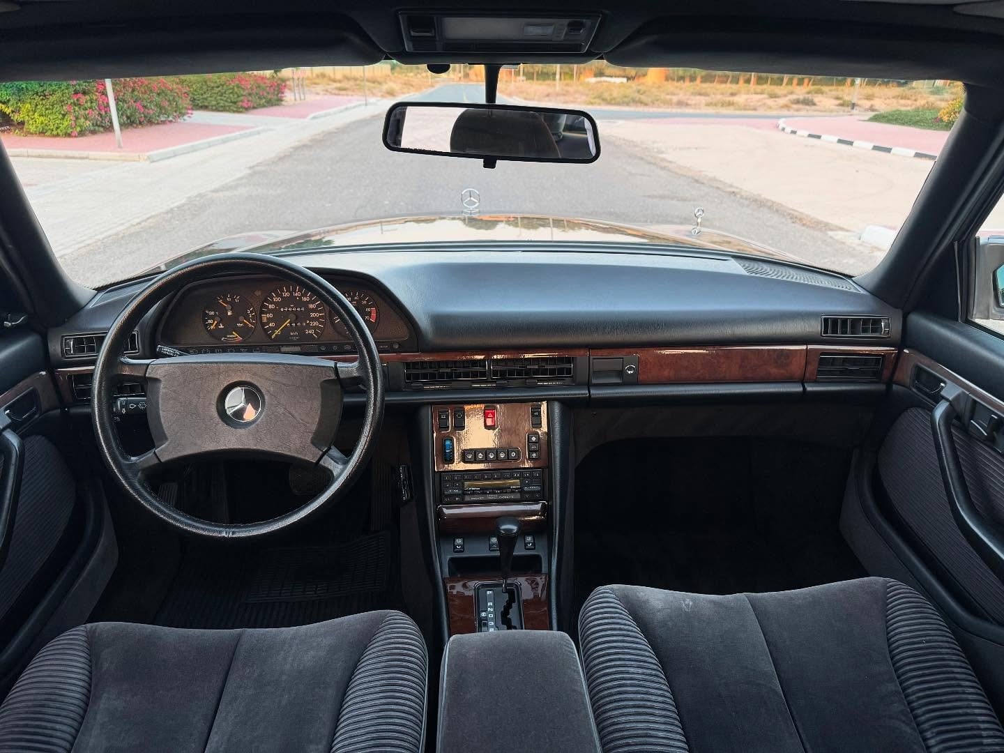 1990 Mercedes-Benz 500SEL — الصورة 9 من 16